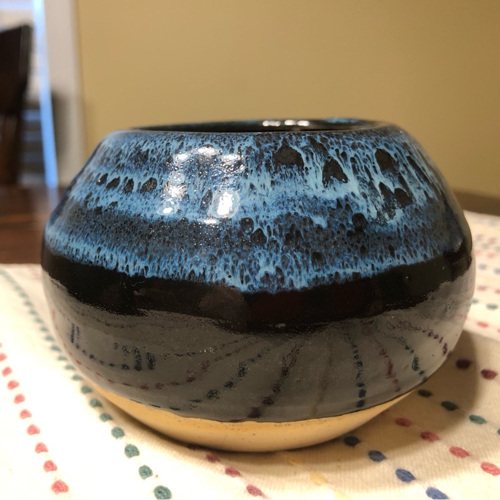 Beautiful studio pottery vase. Artist signed. Nice glaze. Blue black
